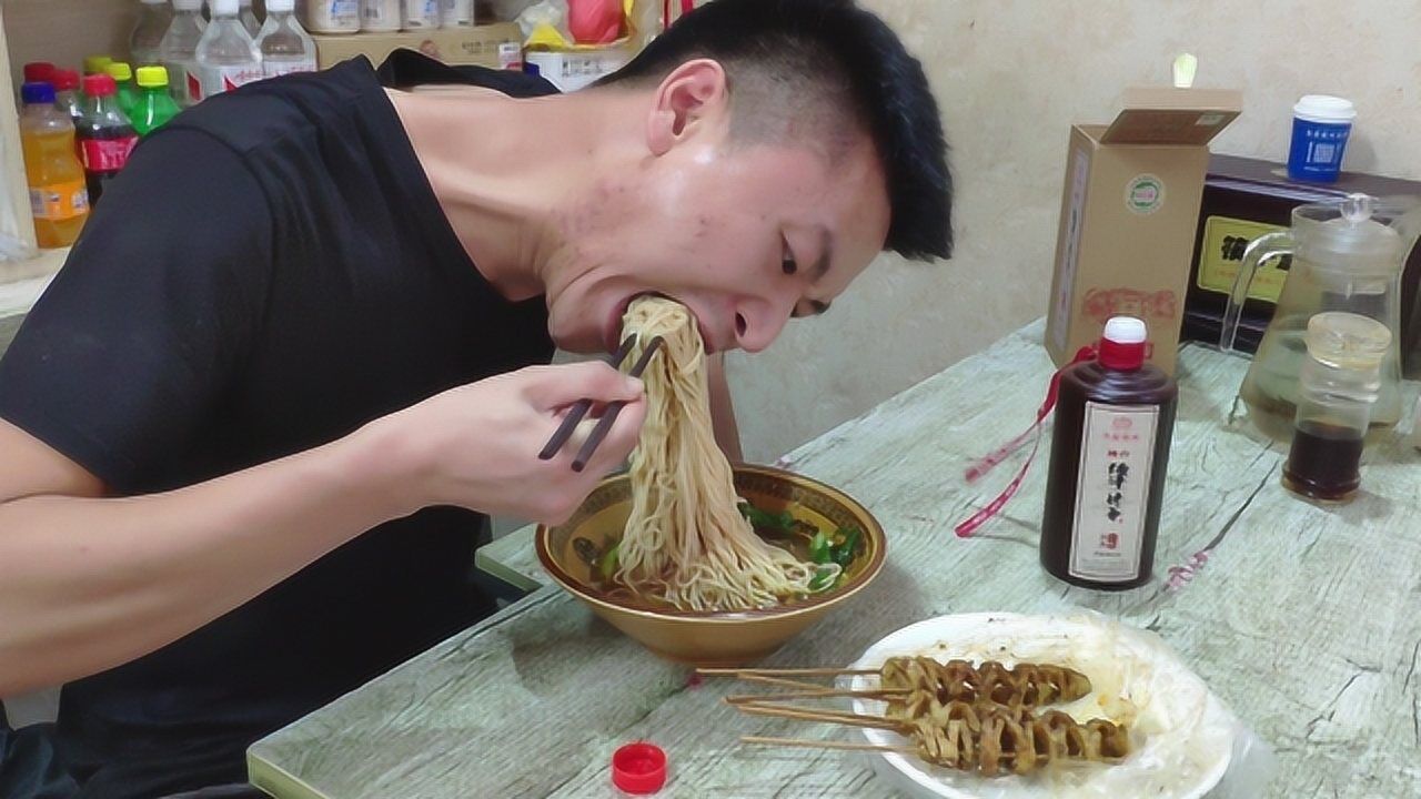 入味哥下馆子5串烤面筋一瓶白酒一碗面6元狼吞虎咽太爽了