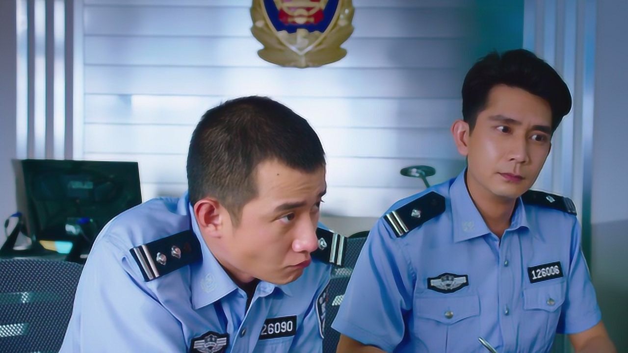 俩警察一本正经的搞笑,气坏了报案人,笑坏了观众!