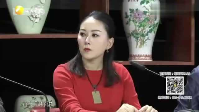 美女对自己带的玉环一脸嫌弃,专家鉴定是赝品后竟还令她开心不已