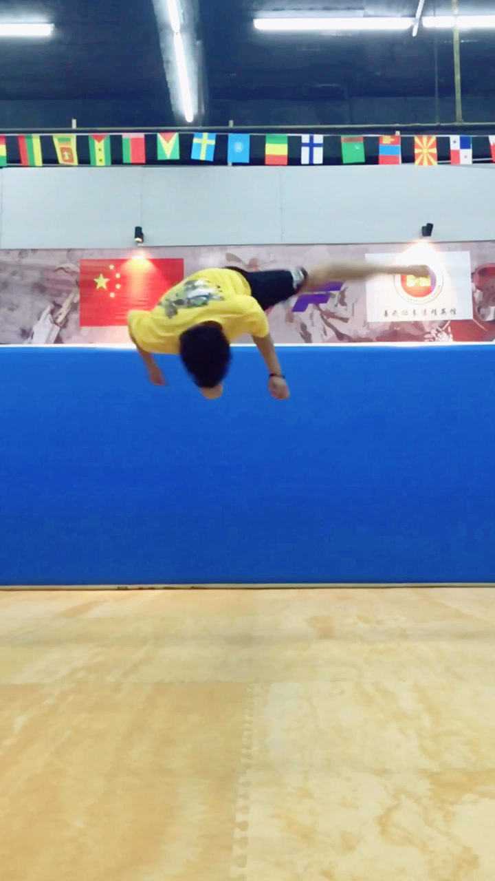 跆拳道的特技教学踢月腿