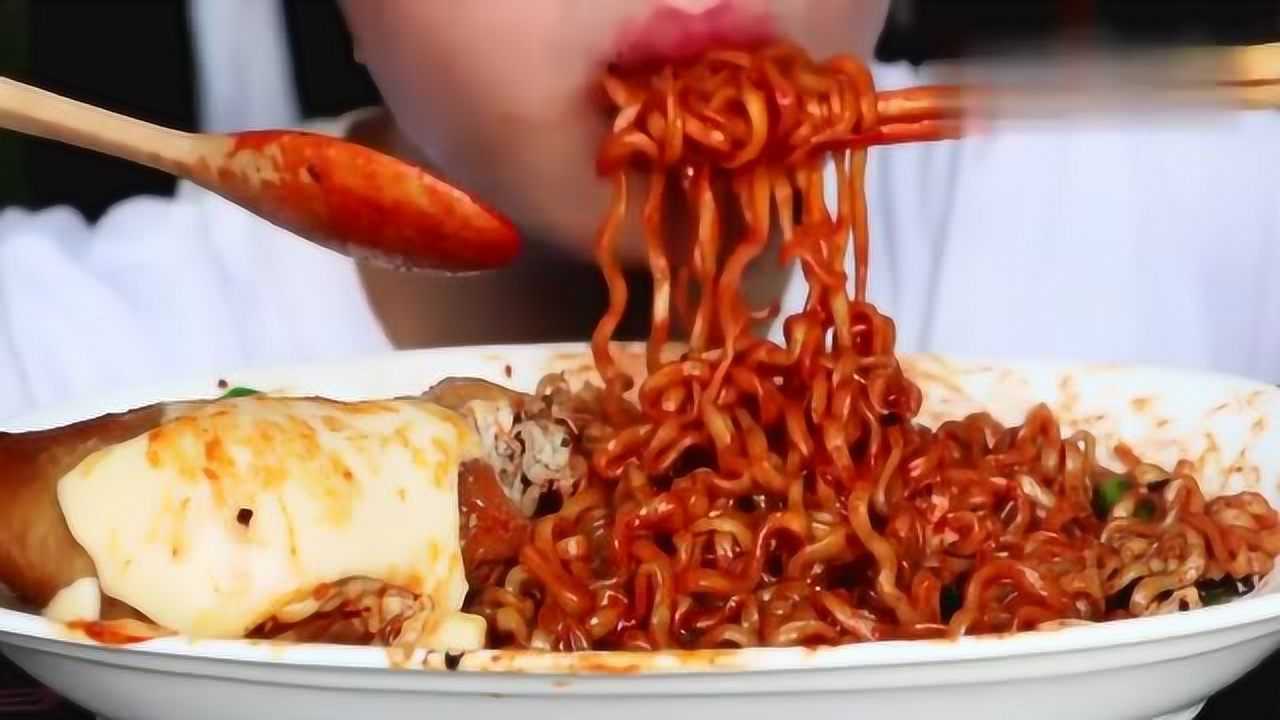 吃播大胃王小姐姐, 挑战吃特辣火鸡面, 吃一口辣的这过瘾!