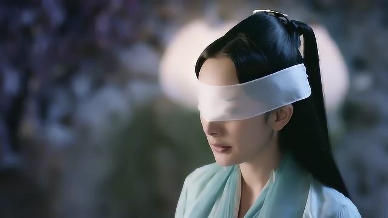 白浅的眼睛不能见强光,便用白绫遮住双眼