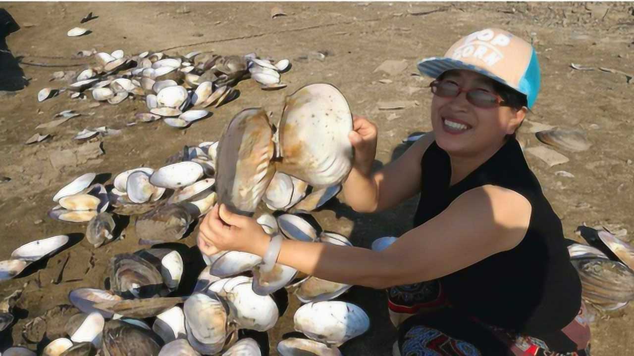 农村女子河边捞出河蚌,打开后直呼"发财"了,网友:运气太好!