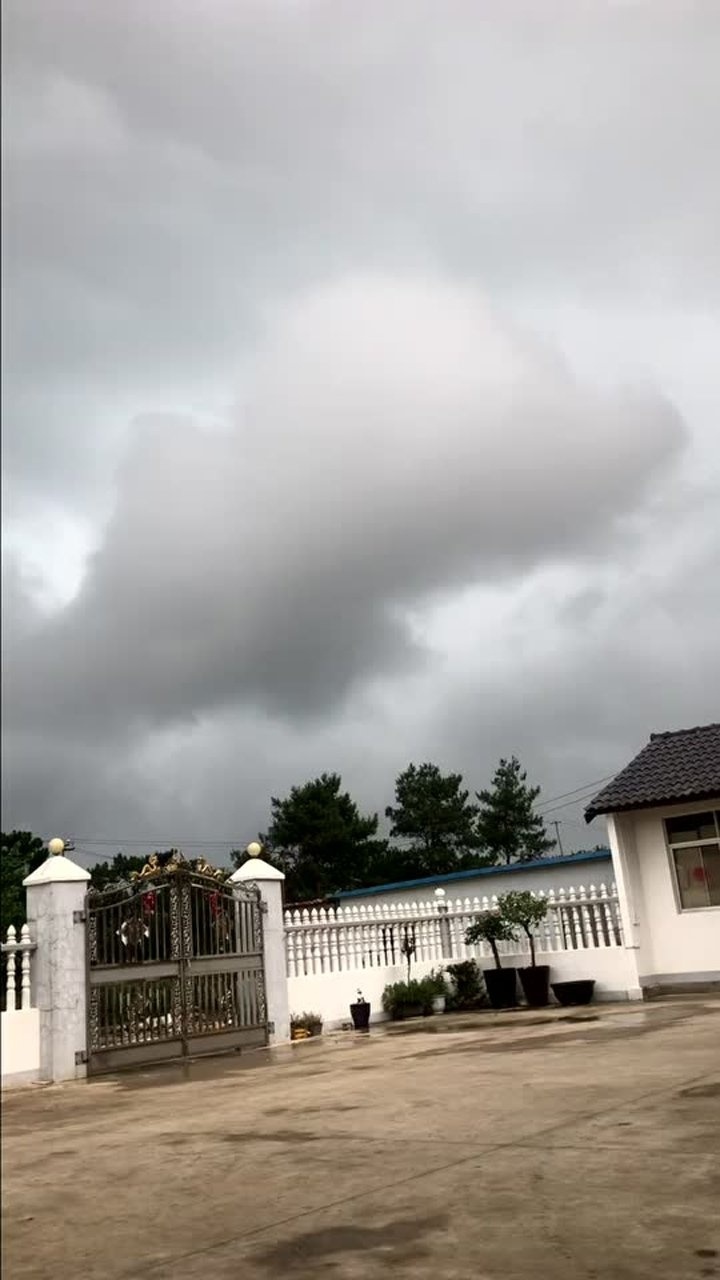 这坨云好像要掉下来了