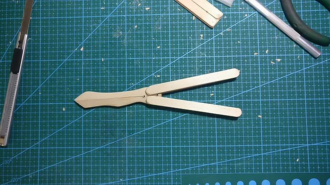 用雪糕棒做的蝴蝶刀改进版!还是不会耍