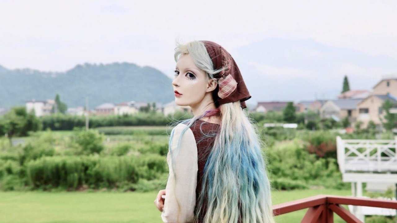 网红芭比迪丽拉否认整容现场卸妆让人不忍直视