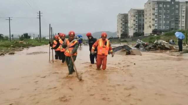 现场:湖北十堰突发山洪致8人遇难多人失联 消防“拉网式”核查