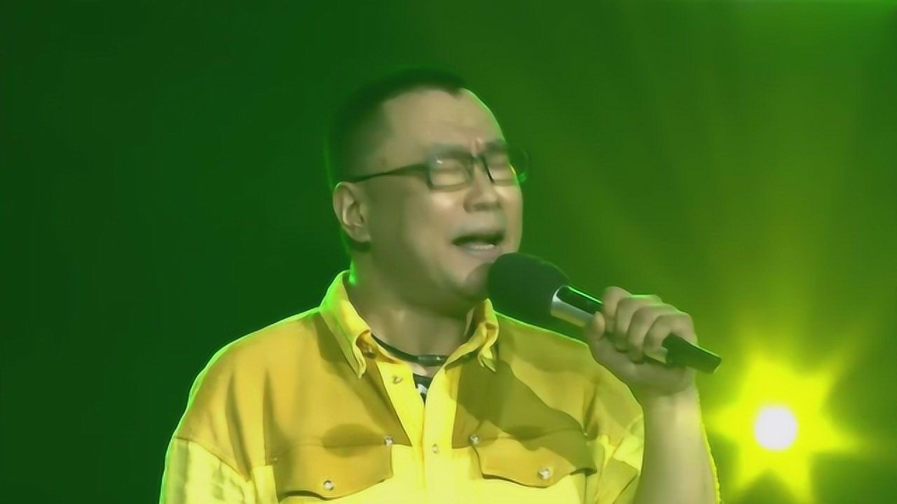 50岁的尹相杰女友离他而去,今街头卖唱,网友都说活该咎由自取