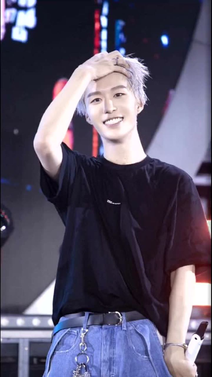 范丞丞长隆水上乐园银发丞