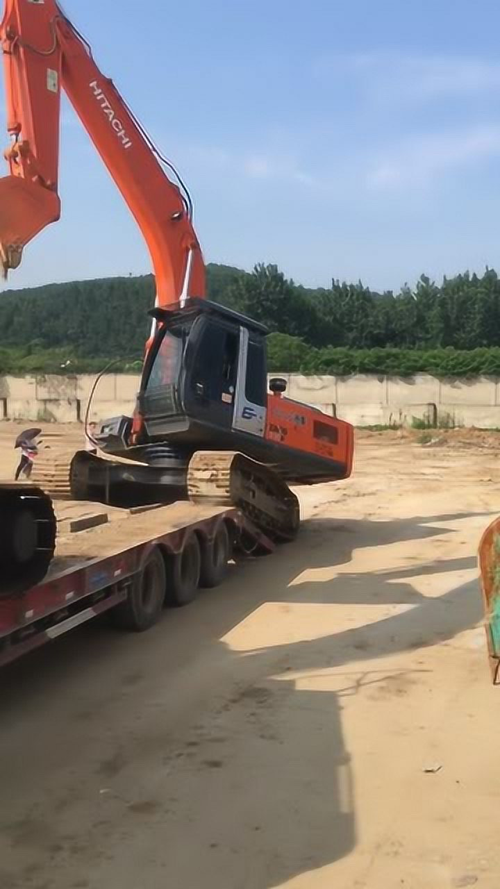 挖掘机司机可能是蓝翔技校毕业的,这个技术,一般人真上不去