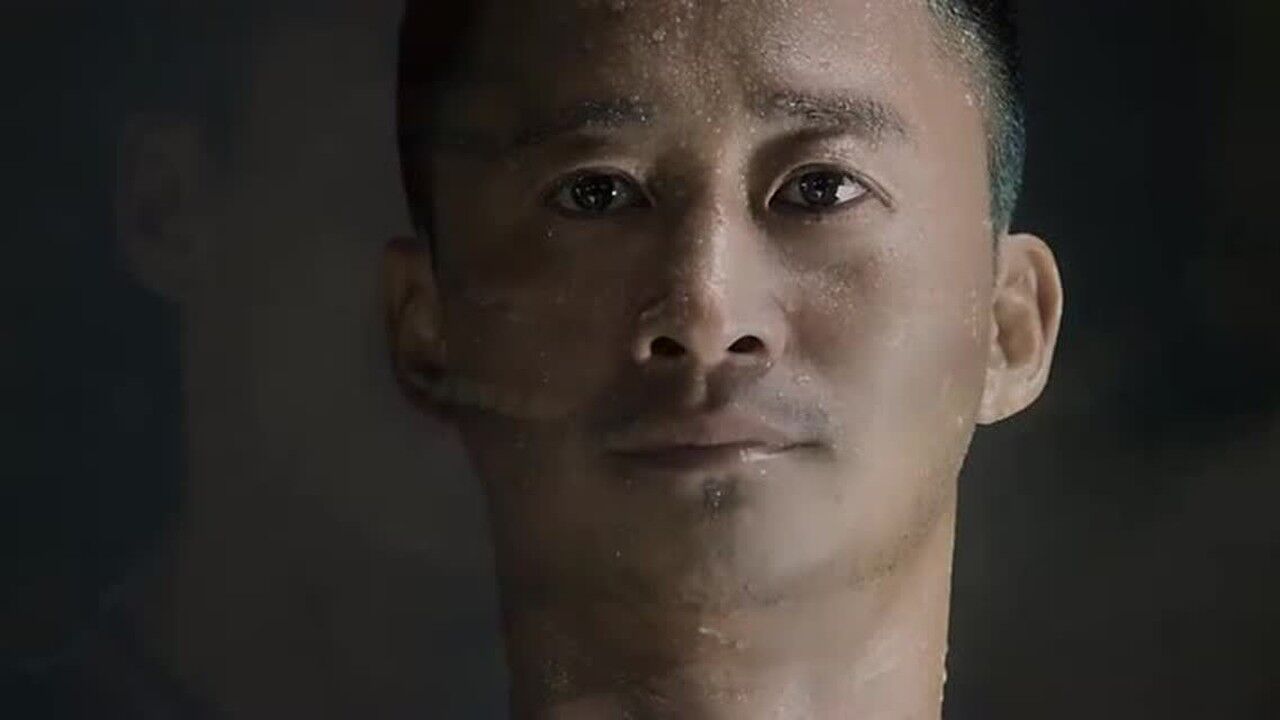 战狼2:冷锋有多能喝?白酒都是对瓶喝,就问你服不服!