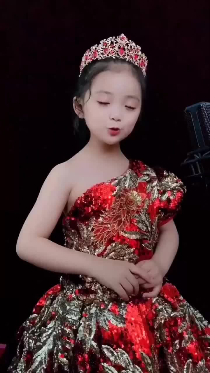 小萝莉李悟唱我有一个好妈妈那叫一个暖心听哭了