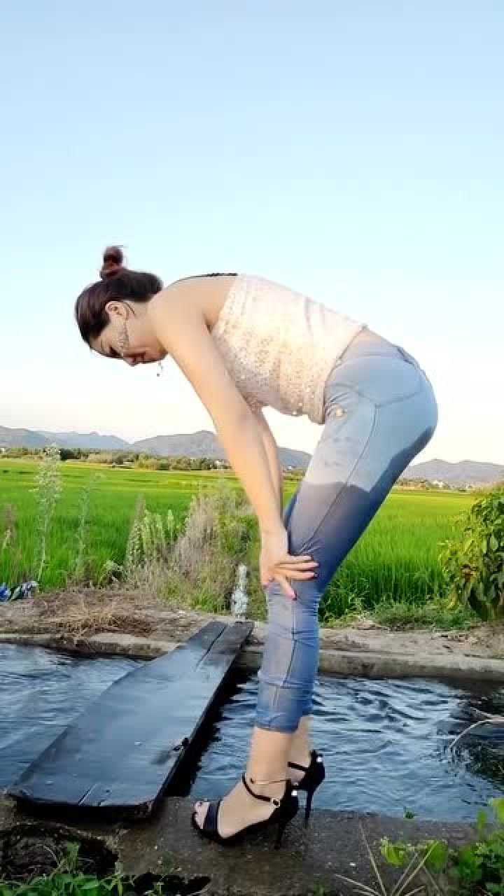 姑娘牛仔裤湿透了吧看你还敢不敢玩水
