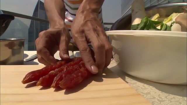 主持人在楼顶上做饭,这大风真的可以顶得住吗?我都替他担心