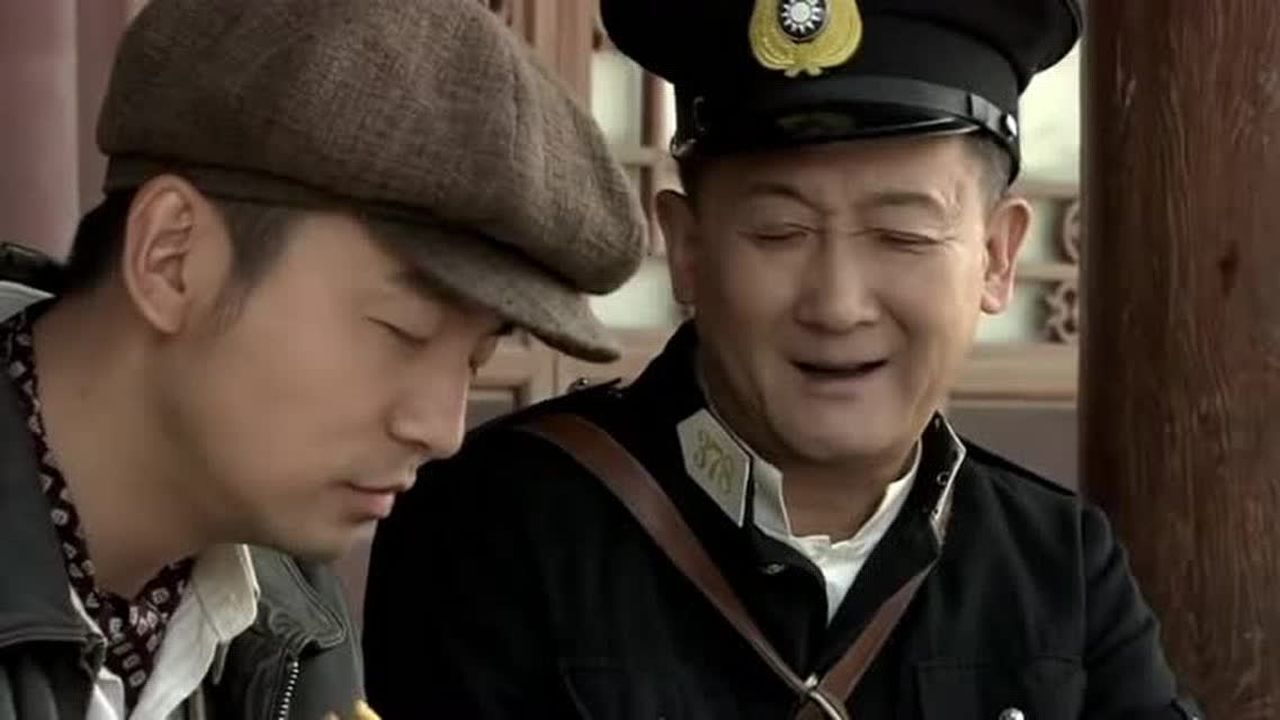 飞哥大英雄梁飞一边吃面一边打探鬼子的秘密电台