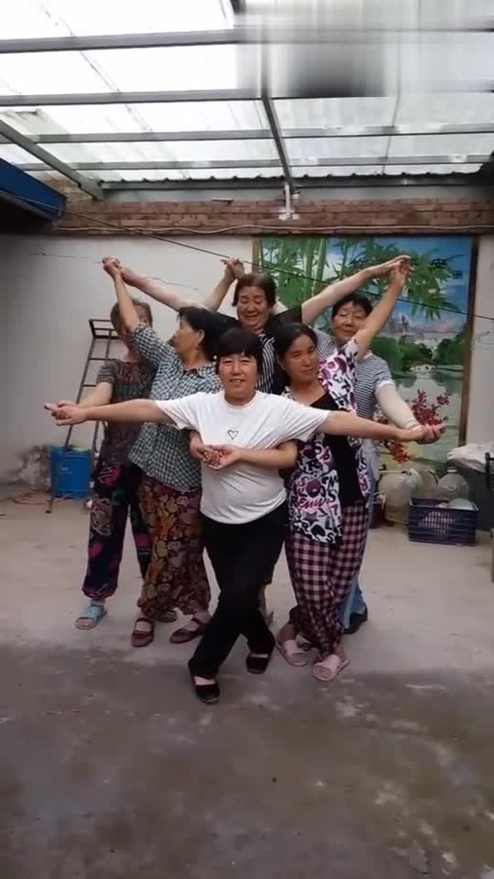 农村大妈也时尚姐妹花们合体摆pose谁注意到了用来凑身高石头