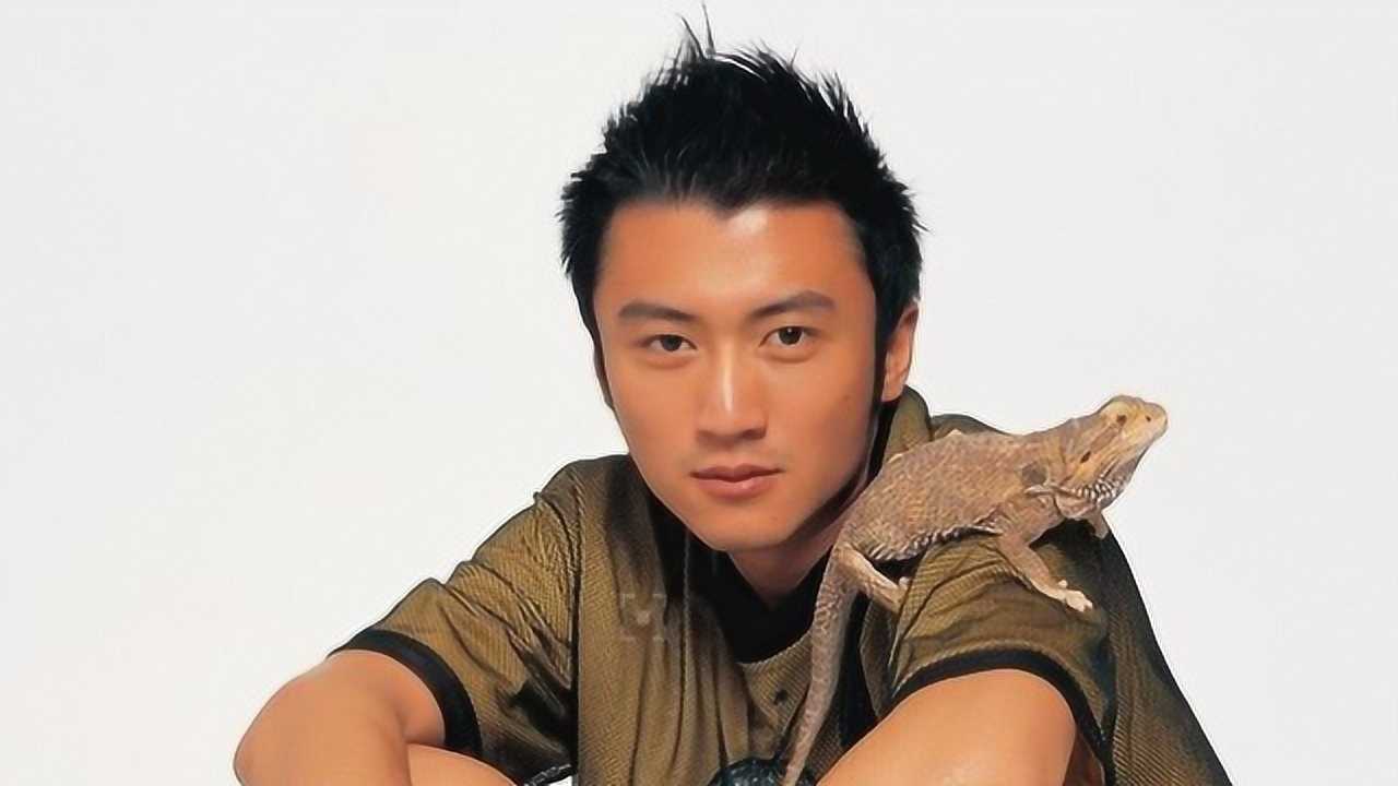 谢霆锋再次成为人们谈论焦点!后台照被晒出,王菲一脸无奈落泪!