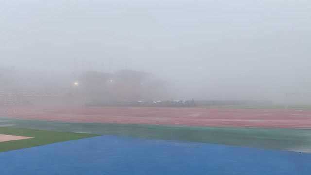 最仙开学典礼!高校雨雾弥漫如仙境,学生:经历风雨方见彩虹