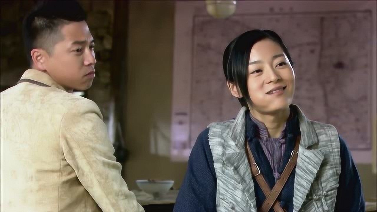 金戈与戴金花坐板凳,结果金花一激动摔了金戈一跟头,全场爆笑@影视