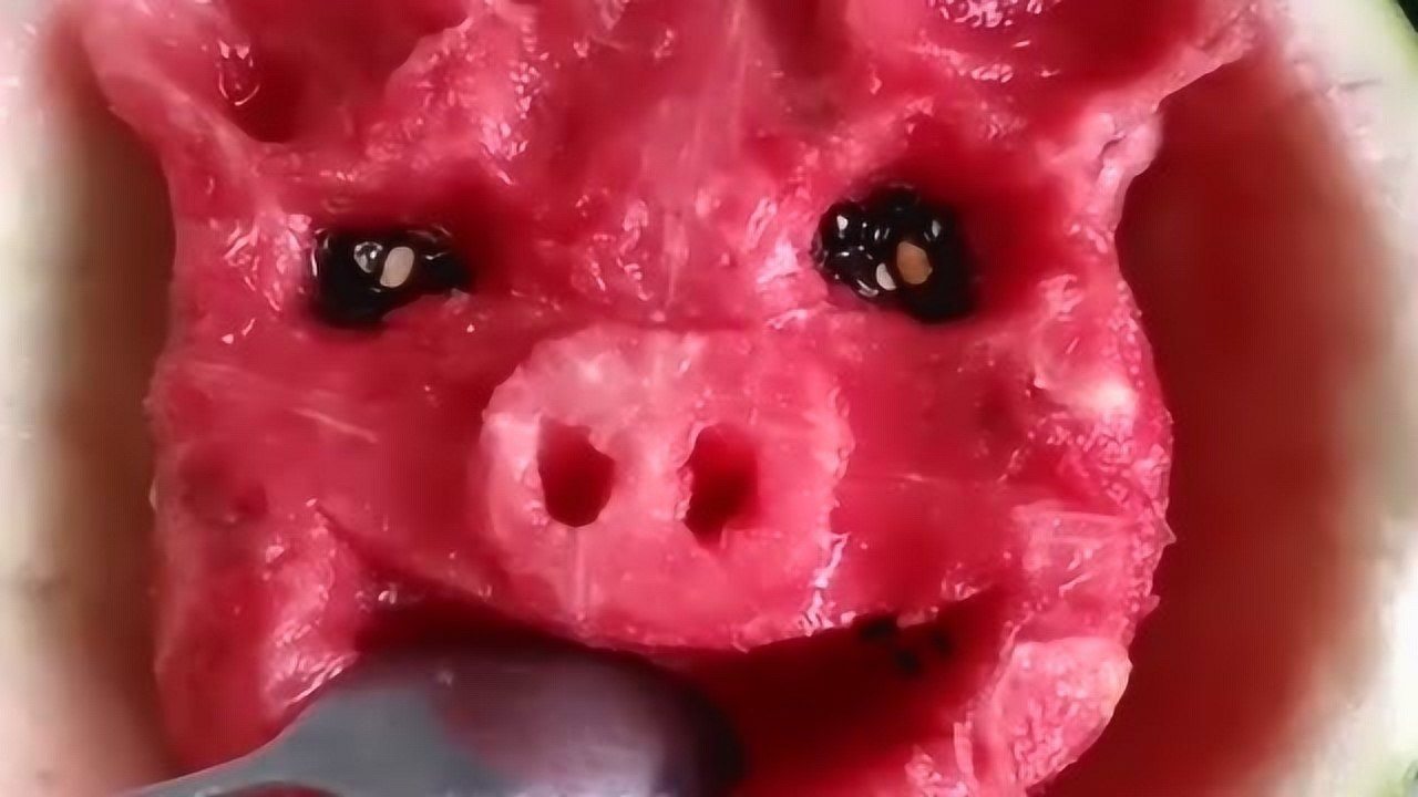 都是猪肉涨价惹的祸,吃西瓜都心心念念,果断吃出猪头的形状!