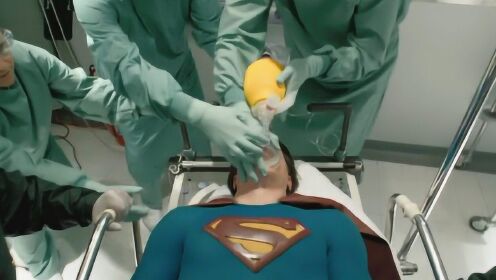 当超人受重伤被送进医院后，却因为皮肤太硬，医生连针头都扎不进去