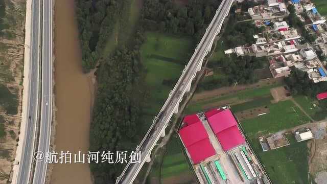 航拍兰渝铁路岷县梅川镇段,甘肃省定西市岷县