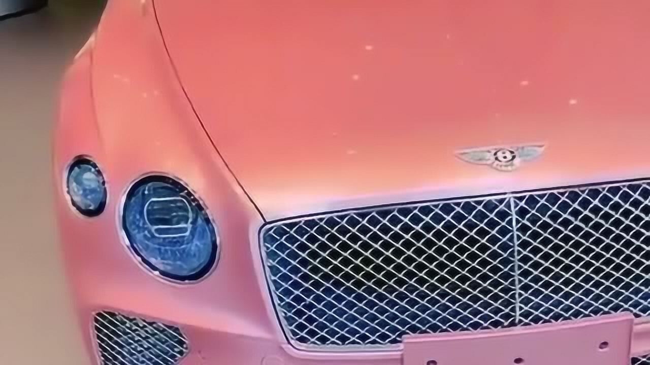 一辆粉色的宾利慕尚,从这身颜色来判断,这辆车的车主是一位漂亮的小姐