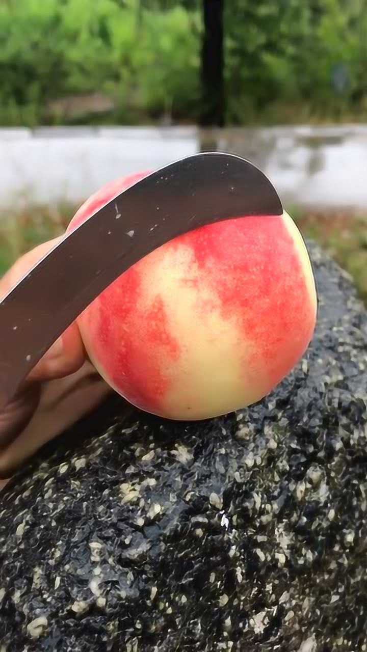 第一次见这样吃桃的,美女一刀下去,实不相瞒,我看馋了!