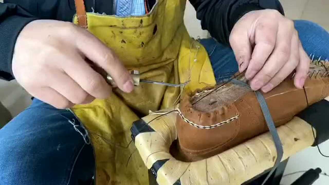 手工鞋培训之钩锥钩槽磨制方法