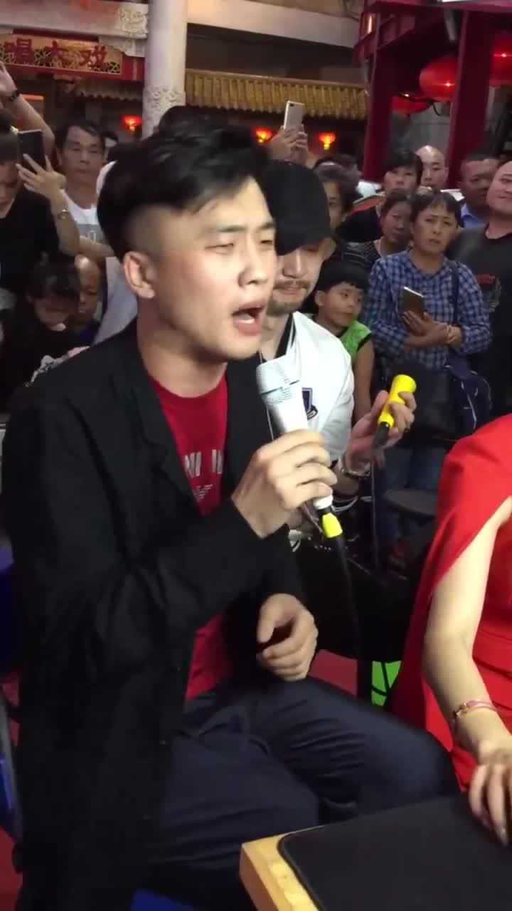 本山传媒的帅小伙红孩完美展示唱功这算是实力唱将了吧