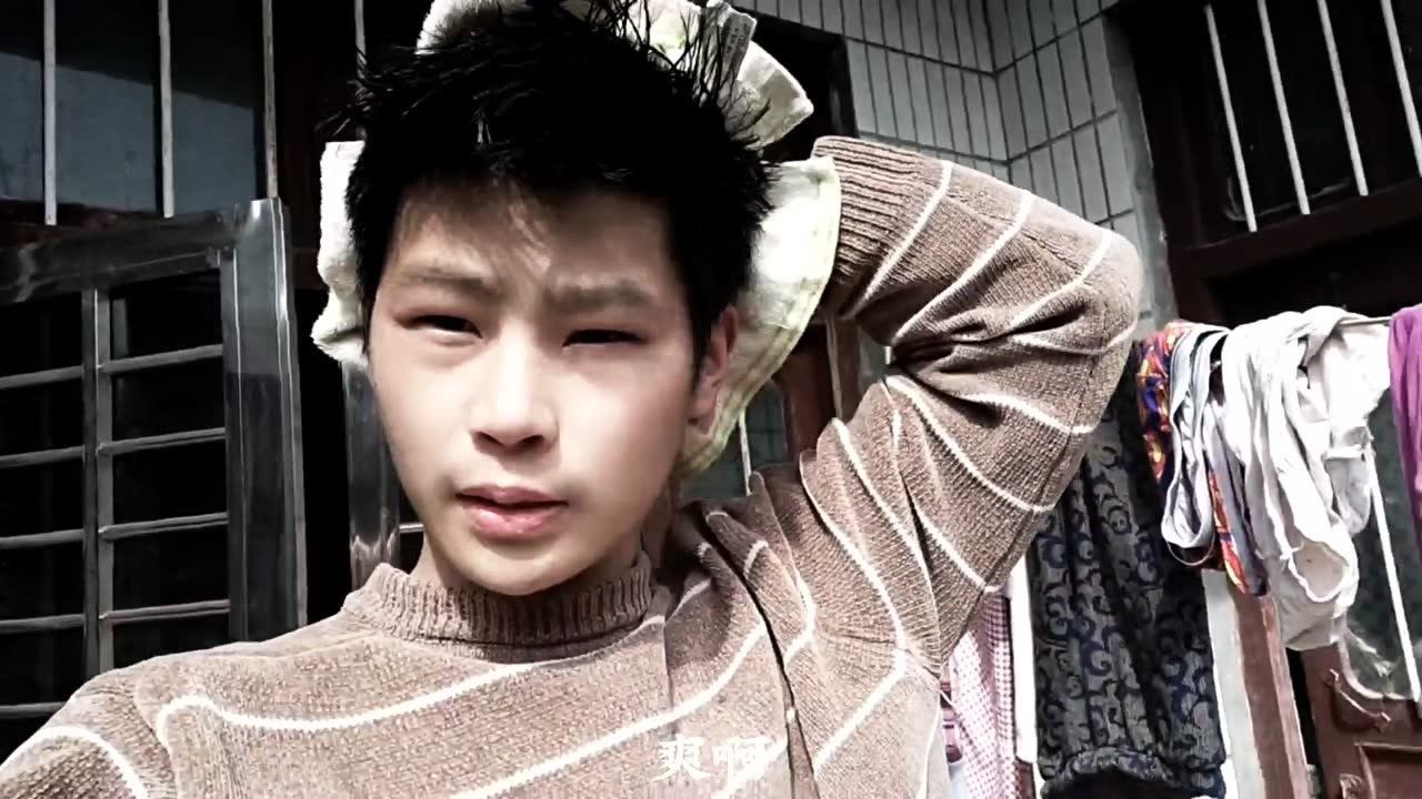 原创17岁小伙用镜头记录生活晚上去朋友家打牌连跪五把