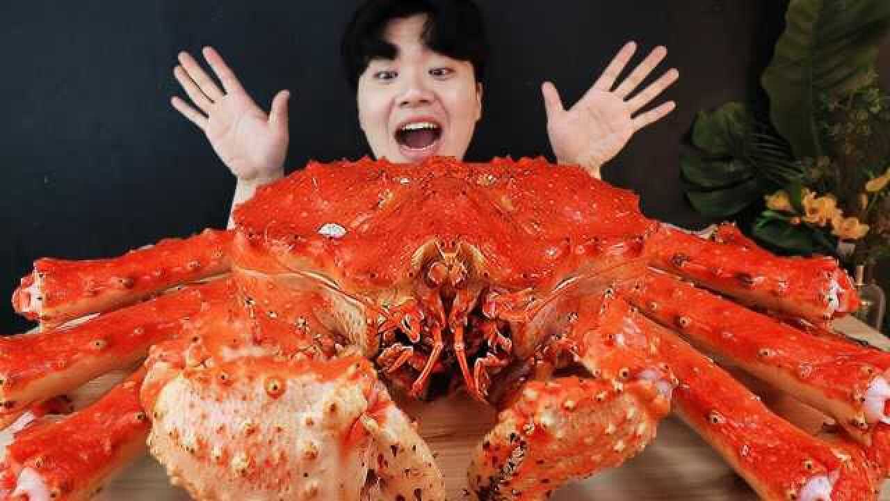 吃播:小伙吃了一整只帝王蟹,吃得太过瘾啦!