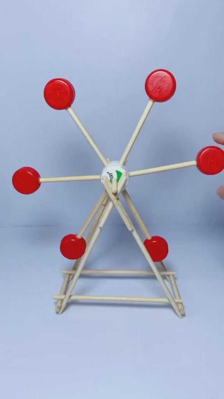 用一次性筷子和瓶盖打造了一个摩天轮,孩子可喜欢了!