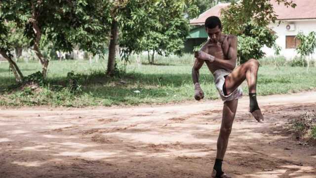 小伙远赴柬埔寨学习传统武术高棉拳 出招凶狠残暴简单直接