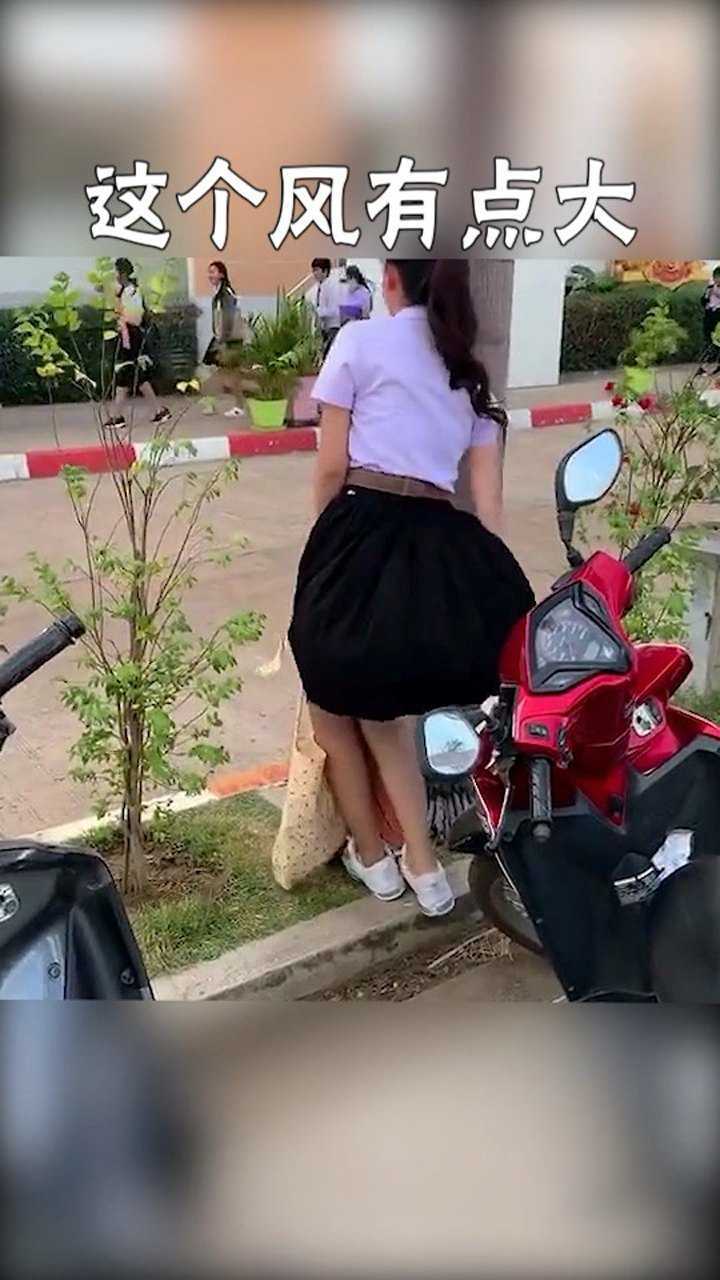 这个风好大啊居然把美女的裙子都吹起来了差点走光了都
