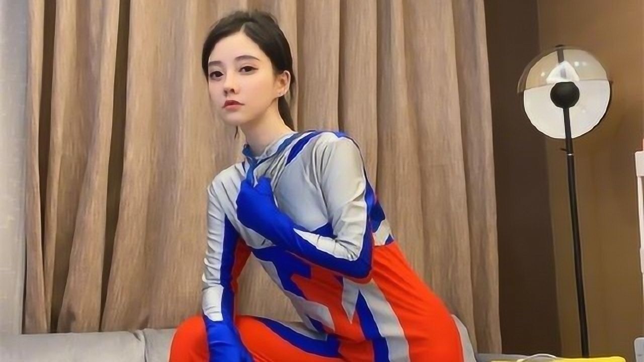 冯提莫cos奥特曼,看到她抬腿到沙发上,网友惊呼太完美