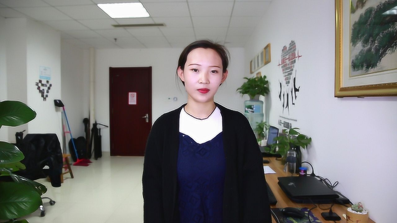 美女上门推销保险两人正在拉拉扯扯客户的老婆破门而入