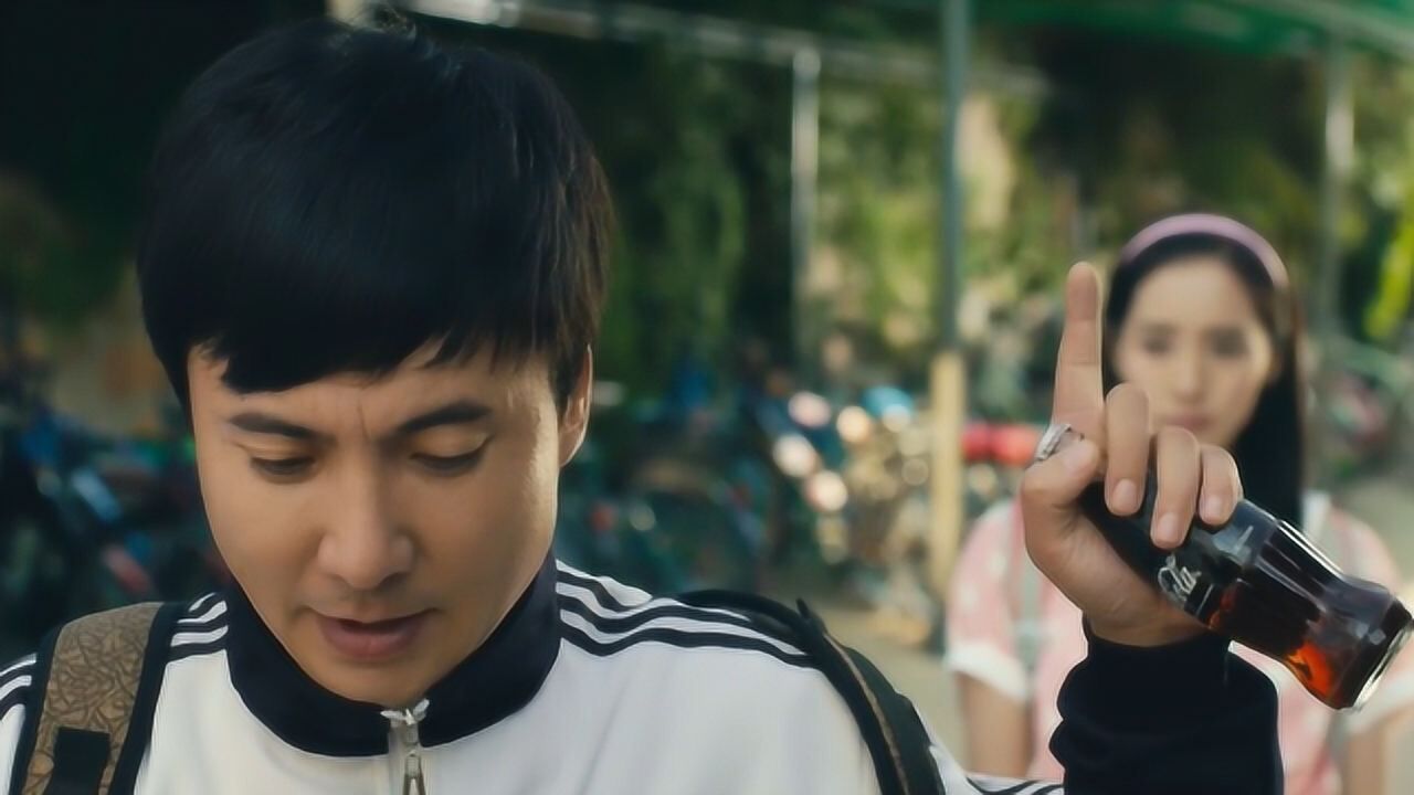 夏洛特烦恼夏洛真是鸡贼偷了秋雅的轮胎卖了给人家买汽水