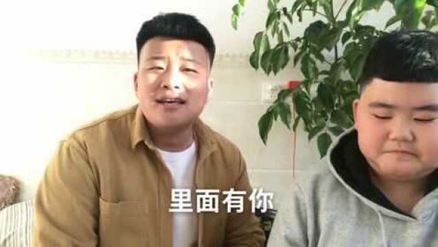 帅气小哥哥,在家中给弟弟演唱《你懂得》,看来这哥俩之间有点故事