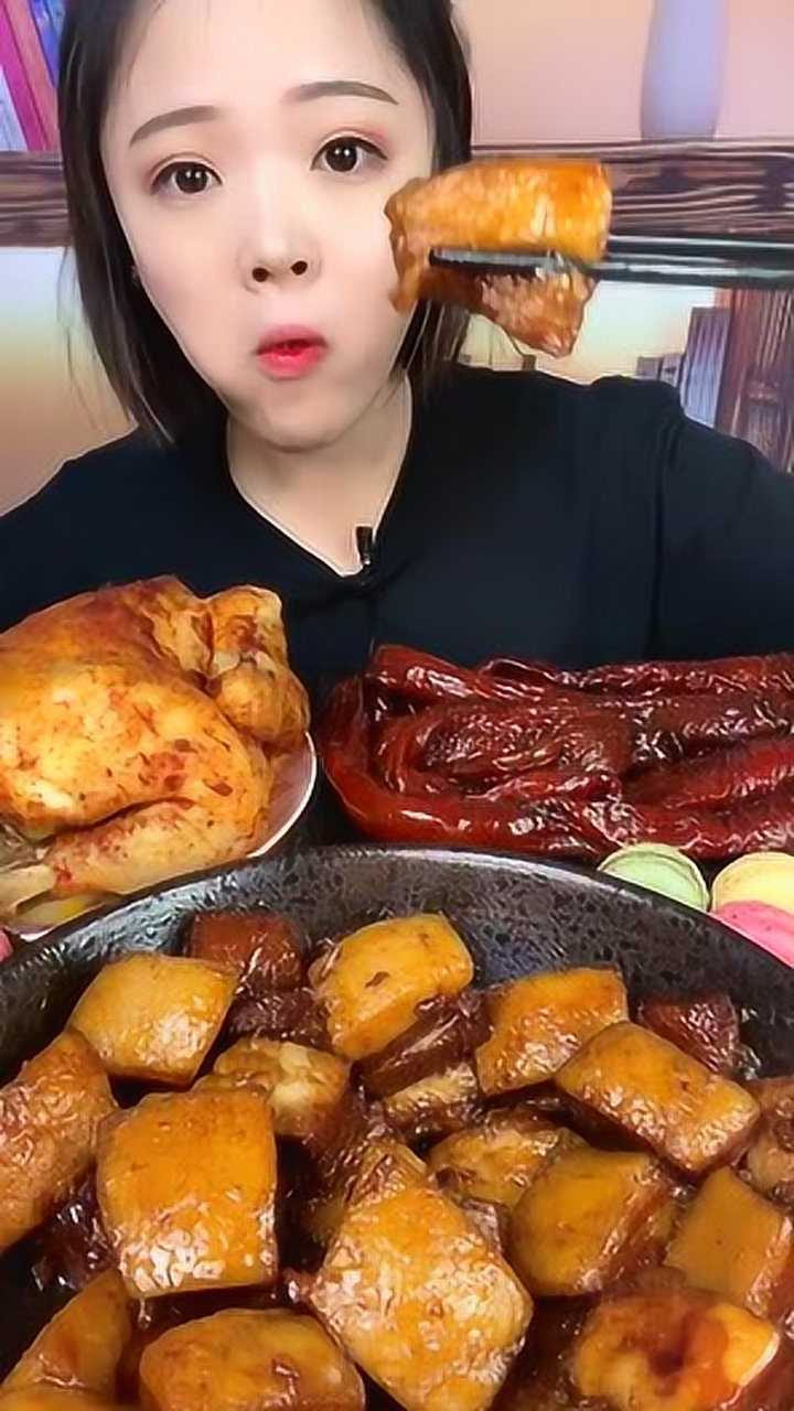 美女直播吃五花肉,一口一个看着好过瘾,感觉吃出幸福的感觉!