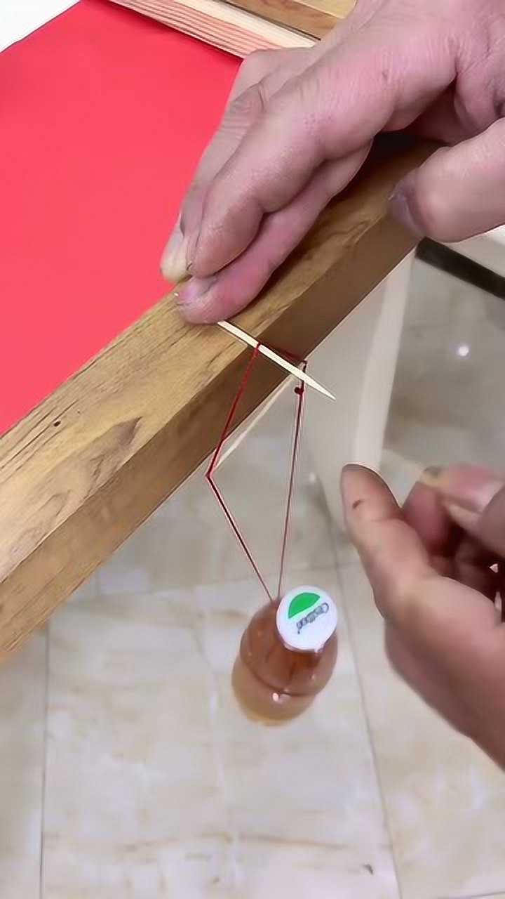 高手在民间四两拔千金三支牙签撑起一瓶矿泉水