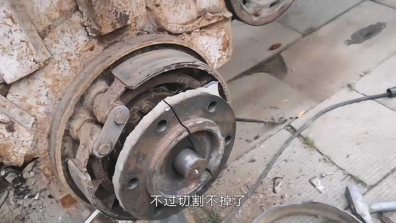 拖拉機更換剎車片這種拆法正確麼感覺方法不對吧