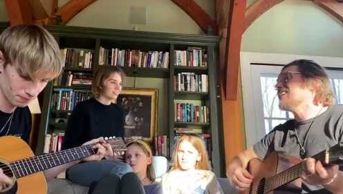 新冠疫情下的影视圈 伊桑·霍克、玛雅·霍克一家的居家弹唱时光