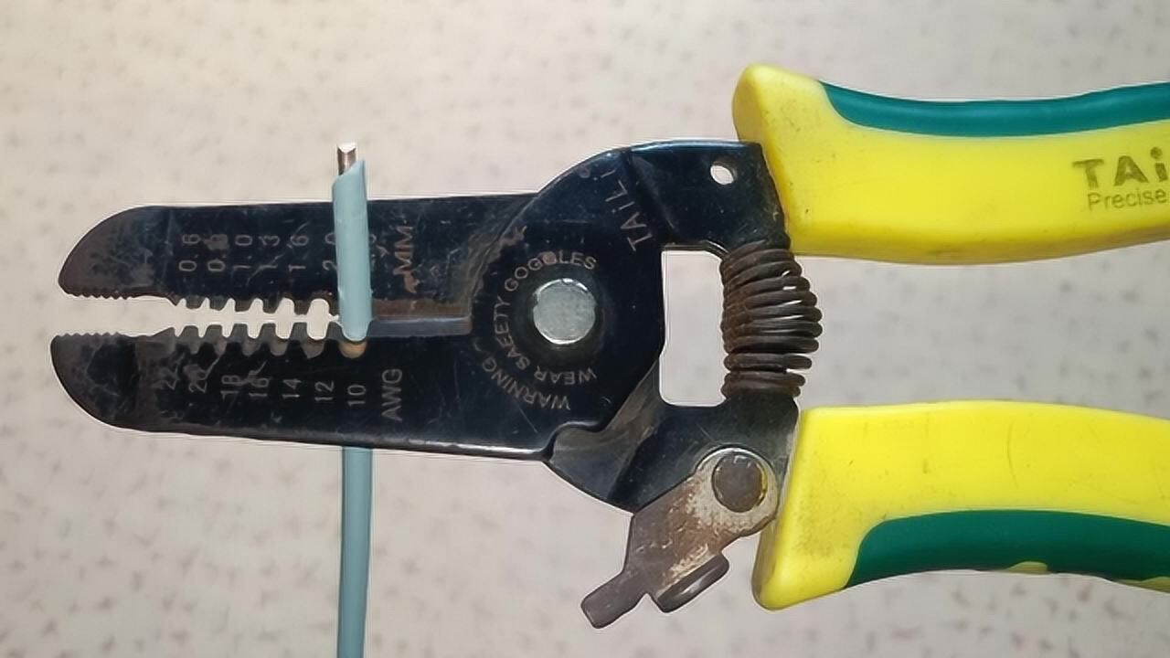 15元买的剥线钳,剥电线皮太难剥,多亏老电工支招,轻松解决了