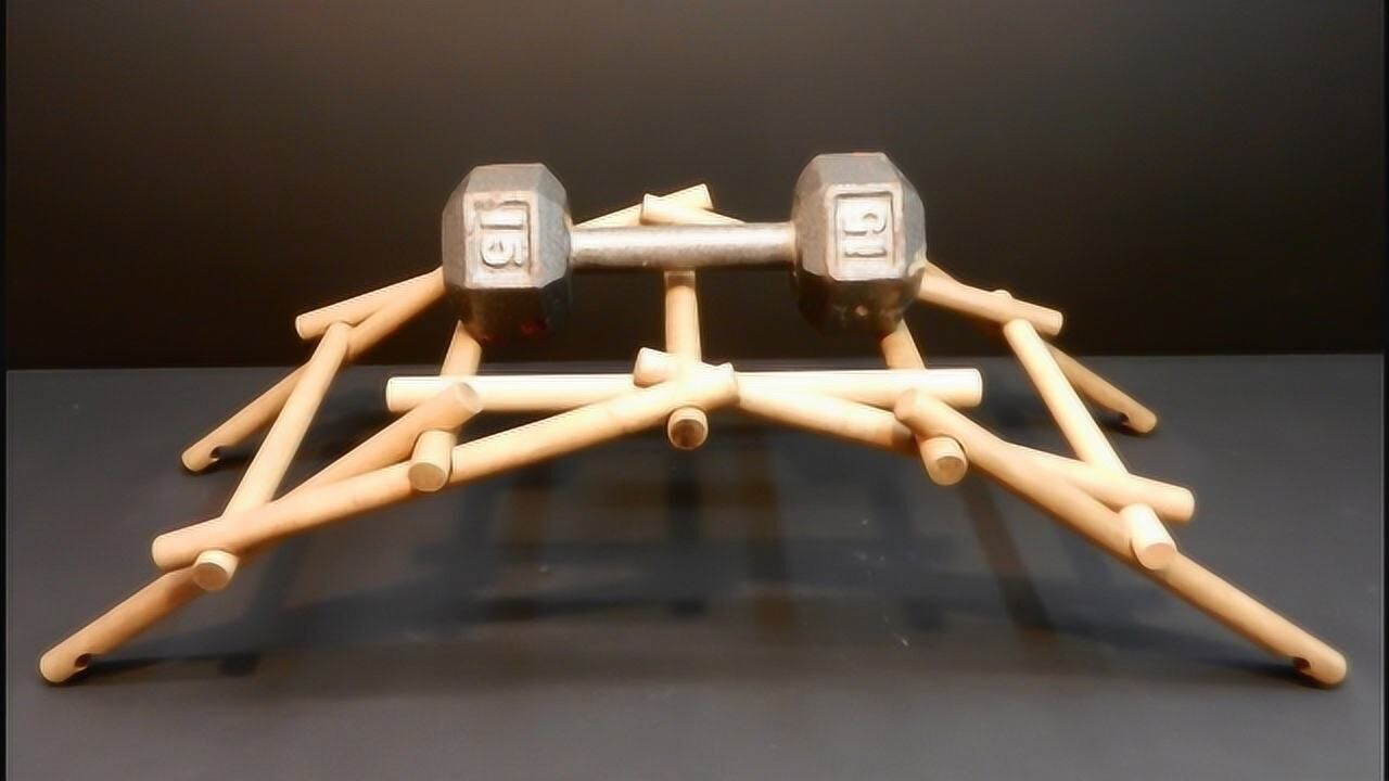 几根木棒简单的支撑起来,却能承受很大的重量,桥也有这种原理吧