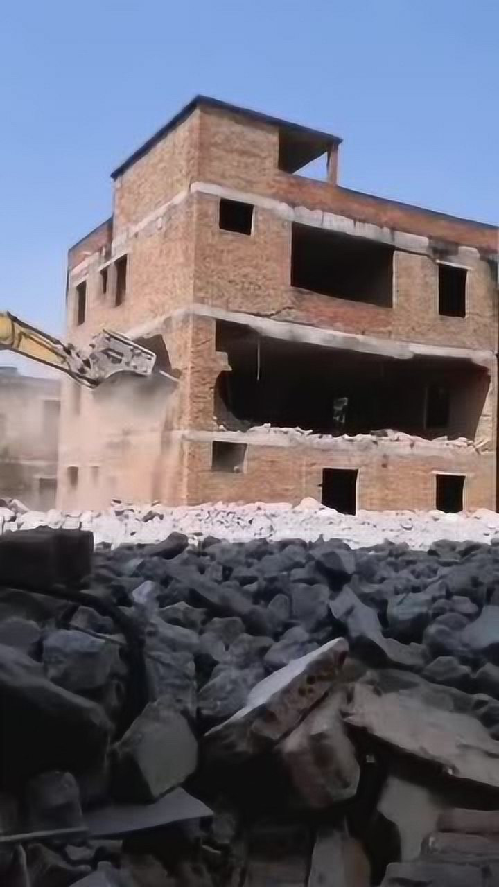 挖掘机拆房子三层小别墅就这样没了为了盖更好的