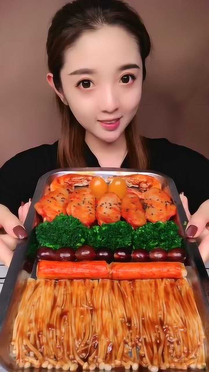 美女直播吃各种美食看她大口大口吃东西的样子真是过瘾