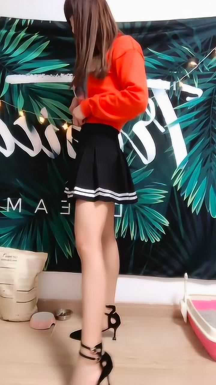 小姐姐穿着高跟鞋表演后下腰,这身体柔韧度好赞啊!厉害