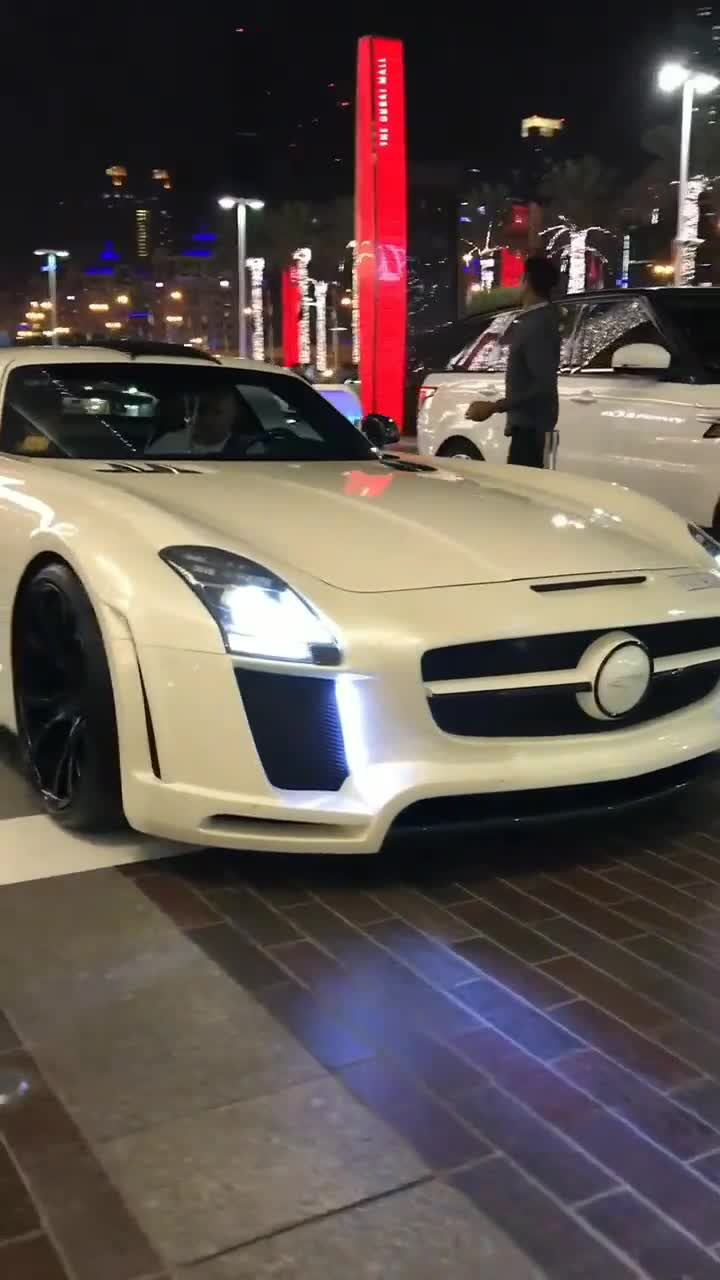 迪拜土豪这是开的什么车不认识
