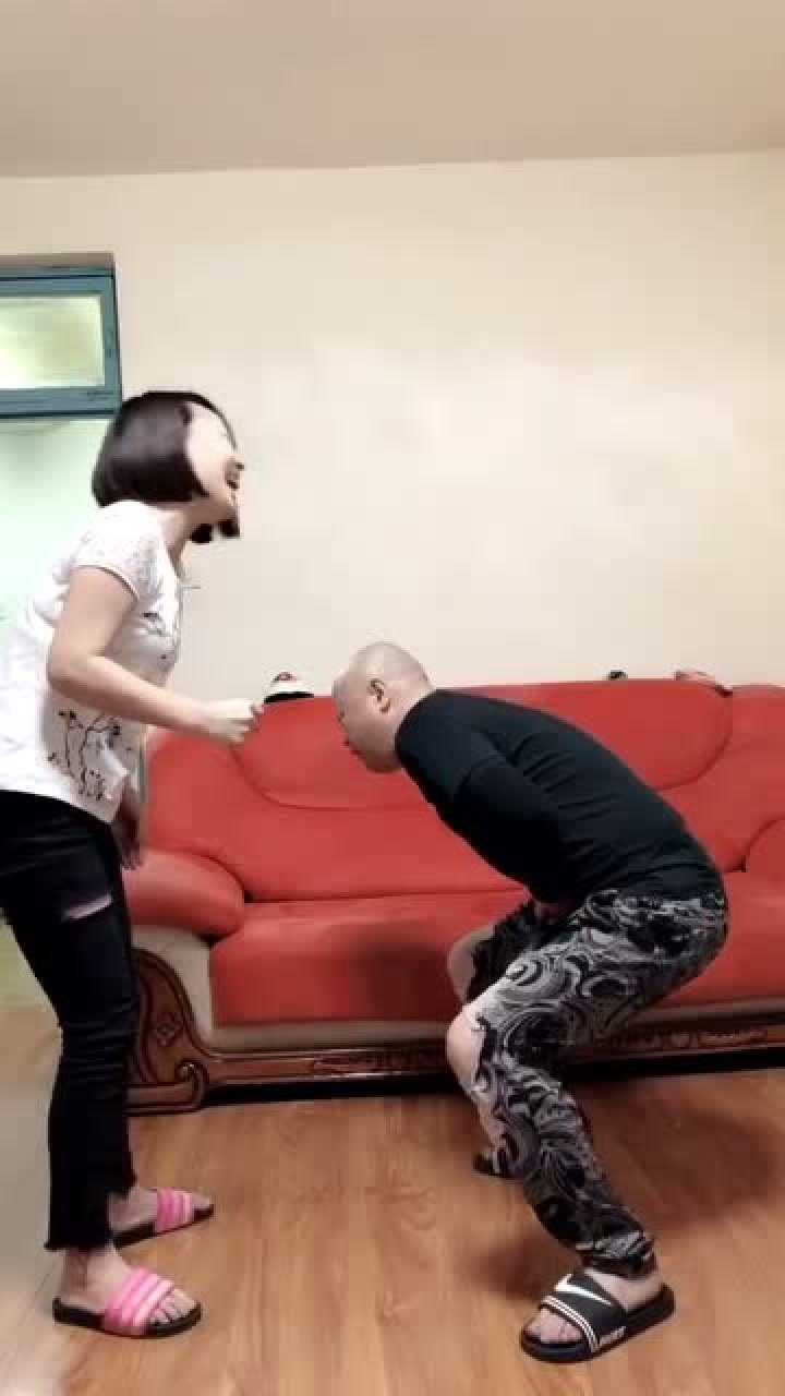 老公让老婆打自己的肚子没想到老婆这一拳这么猛